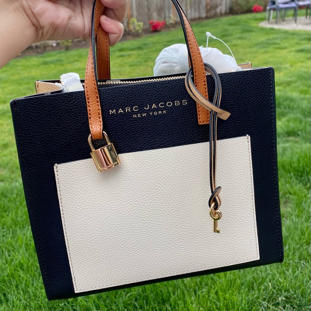 Marc Jacobs Mini Grind (Smoked Almond)